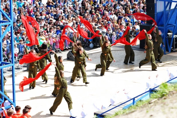 Народные гуляния на 9 мая 2015 года в Барнауле.