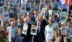 Путин с портретом отца возглавил шествие "Бессмертного полка" на Красной площади