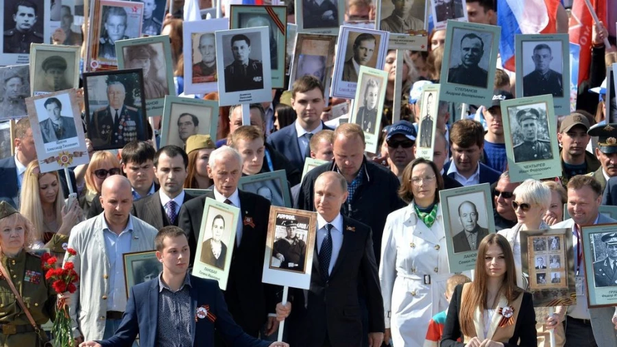 Путин с портретом отца возглавил шествие &quot;Бессмертного полка&quot; на Красной площади