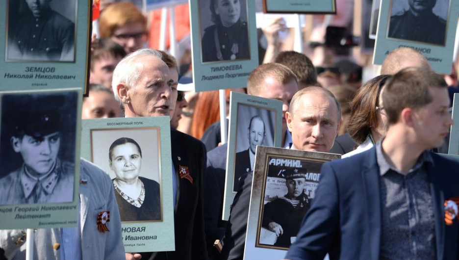 Путин с портретом отца возглавил шествие "Бессмертного полка" на Красной площади