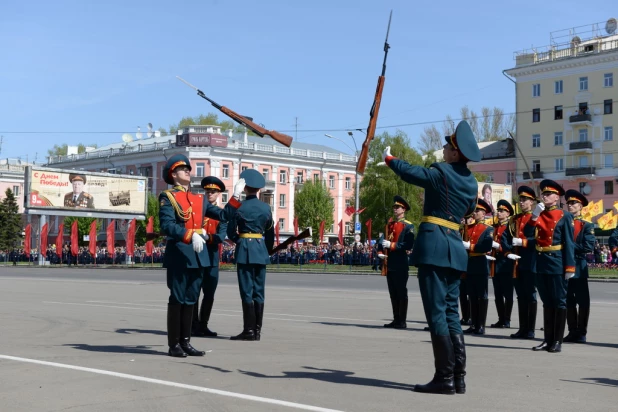 Парад Победы в Барнауле 9 мая 2015 года.