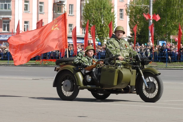 Парад Победы в Барнауле 9 мая 2015 года.