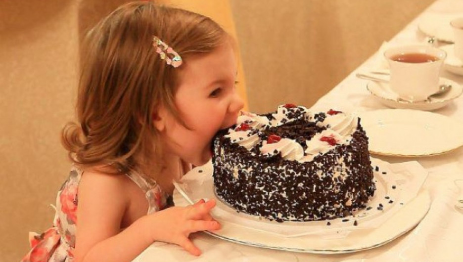 Девочка и торт.