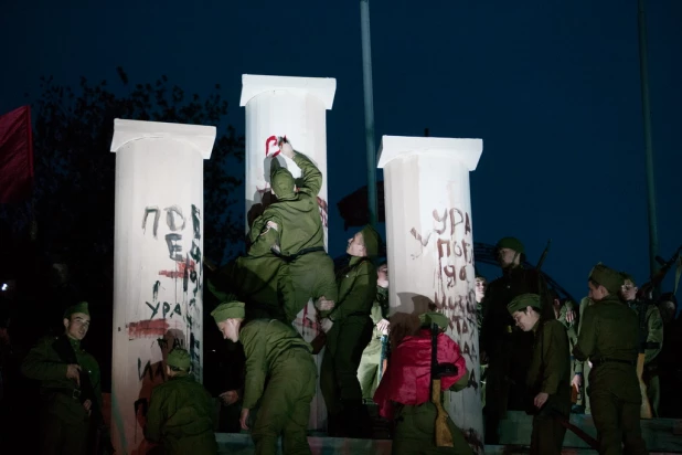 В Барнауле прошла реконструкция взятия Рейхстага. 11 мая, 2015 года.