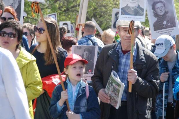 Участники шествия "Бессмертный полк". Барнаул, 9 мая 2015 год.