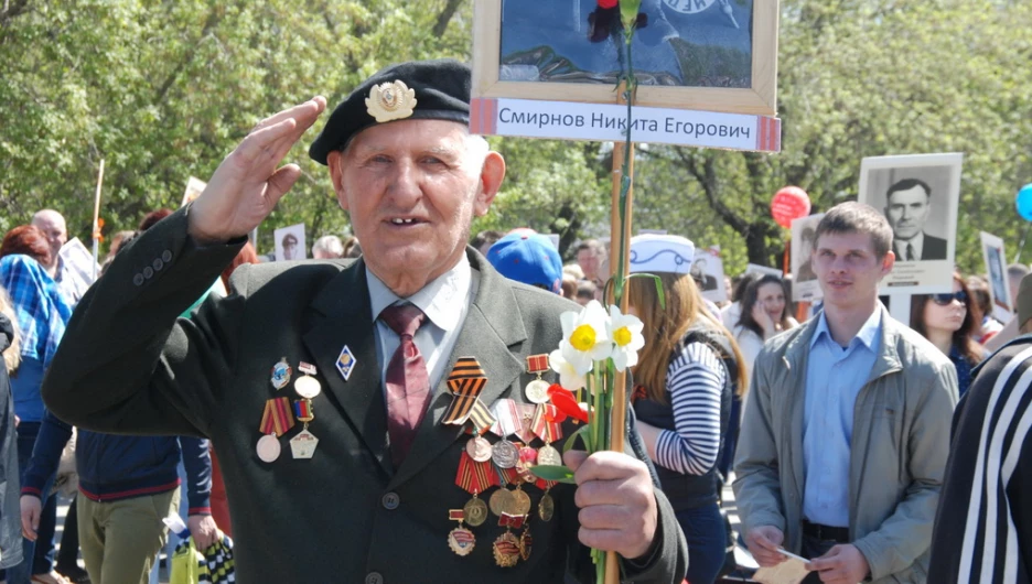 Участники шествия "Бессмертный полк". Барнаул, 9 мая 2015 год.