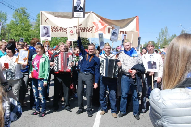 Участники шествия "Бессмертный полк". Барнаул, 9 мая 2015 год.