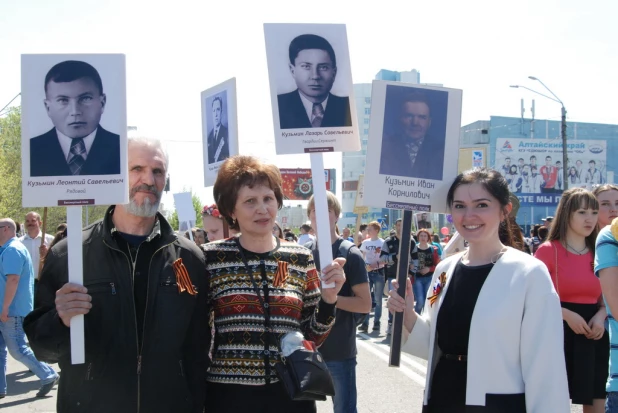 Участники шествия "Бессмертный полк". Барнаул, 9 мая 2015 год.