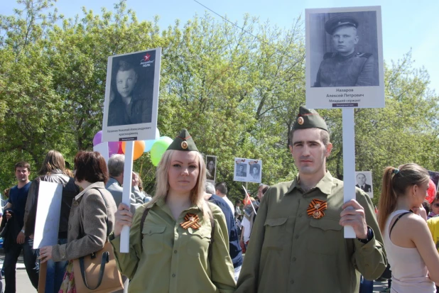 Участники шествия "Бессмертный полк". Барнаул, 9 мая 2015 год.