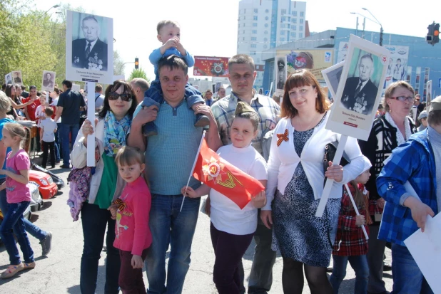 Участники шествия "Бессмертный полк". Барнаул, 9 мая 2015 год.