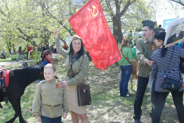 Участники шествия "Бессмертный полк". Барнаул, 9 мая 2015 год.