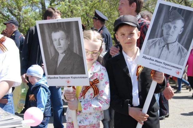 Участники шествия "Бессмертный полк". Барнаул, 9 мая 2015 год.