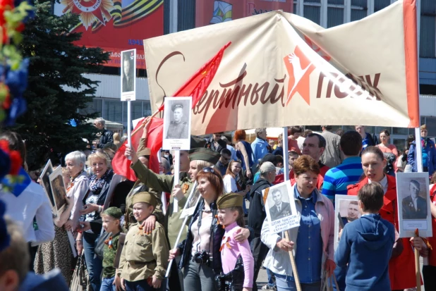 Участники шествия "Бессмертный полк". Барнаул, 9 мая 2015 год.