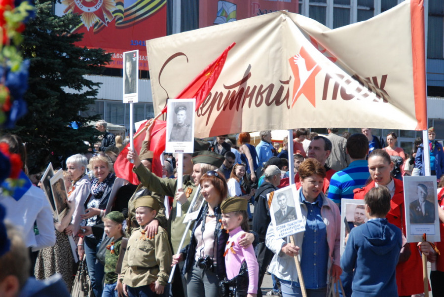 Участники шествия &quot;Бессмертный полк&quot;. Барнаул, 9 мая 2015 год.