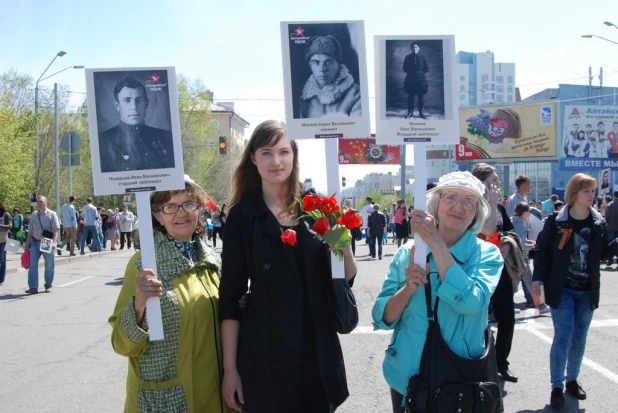 Участники шествия "Бессмертный полк". Барнаул, 9 мая 2015 год.