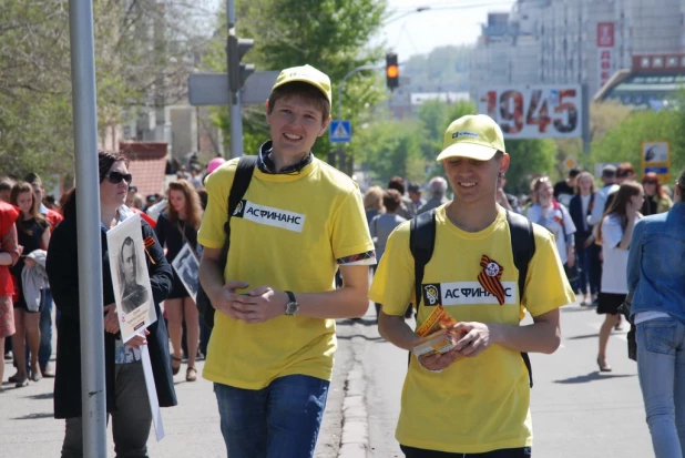 Участники шествия "Бессмертный полк". Барнаул, 9 мая 2015 год.