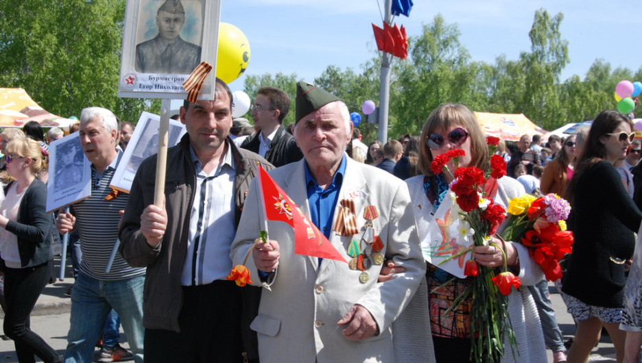 Участники шествия "Бессмертный полк". Барнаул, 9 мая 2015 год.