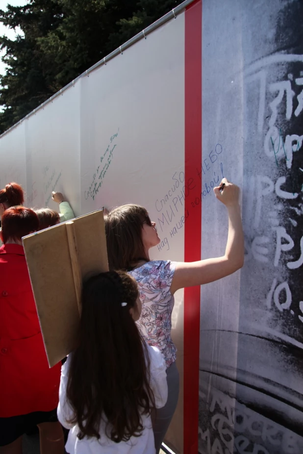 Участники шествия "Бессмертный полк". Барнаул, 9 мая 2015 год.