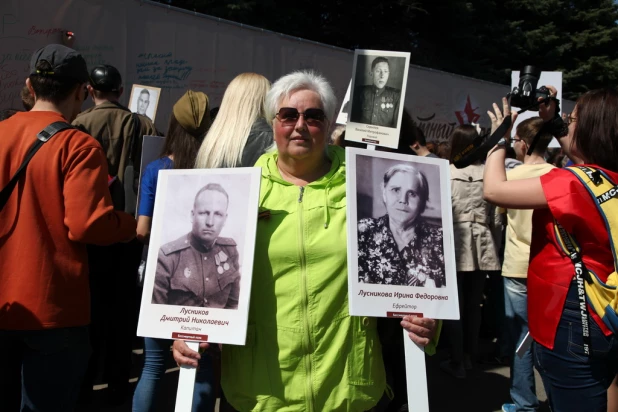 Участники шествия "Бессмертный полк". Барнаул, 9 мая 2015 год.