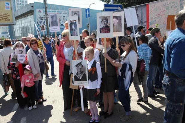 Участники шествия "Бессмертный полк". Барнаул, 9 мая 2015 год.