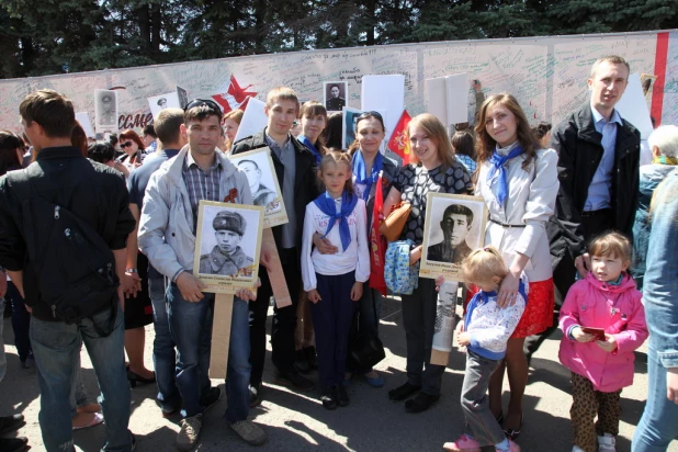 Участники шествия "Бессмертный полк". Барнаул, 9 мая 2015 год.