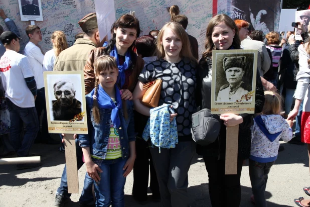 Участники шествия "Бессмертный полк". Барнаул, 9 мая 2015 год.