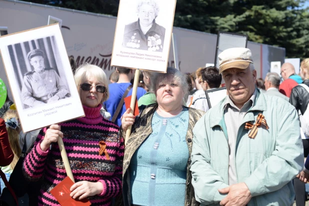 Участники шествия "Бессмертный полк". Барнаул, 9 мая 2015 год.