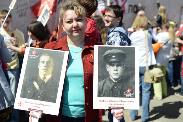 Участники шествия "Бессмертный полк". Барнаул, 9 мая 2015 год.