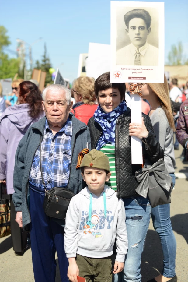 Участники шествия "Бессмертный полк". Барнаул, 9 мая 2015 год.