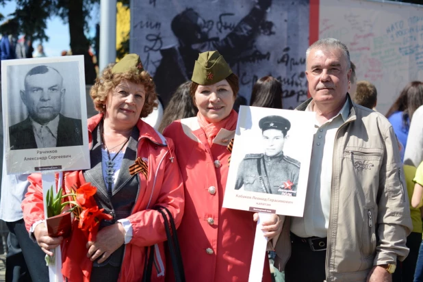 Участники шествия "Бессмертный полк". Барнаул, 9 мая 2015 год.