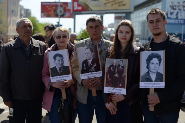 Участники шествия "Бессмертный полк". Барнаул, 9 мая 2015 год.