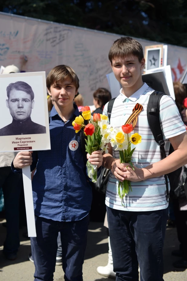 Участники шествия "Бессмертный полк". Барнаул, 9 мая 2015 год.