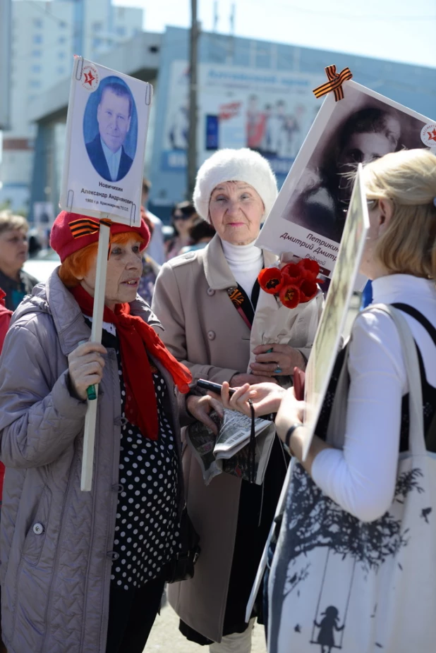 Участники шествия "Бессмертный полк". Барнаул, 9 мая 2015 год.