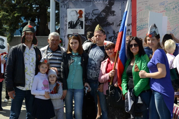 Участники шествия "Бессмертный полк". Барнаул, 9 мая 2015 год.