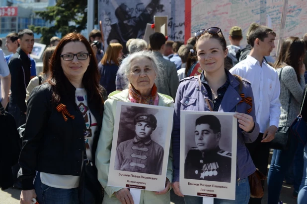 Участники шествия "Бессмертный полк". Барнаул, 9 мая 2015 год.