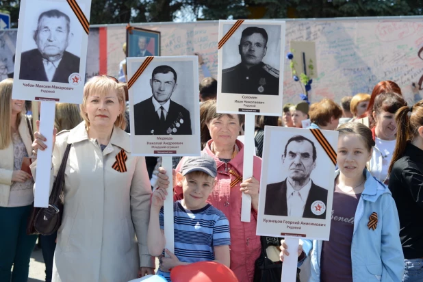 Участники шествия "Бессмертный полк". Барнаул, 9 мая 2015 год.