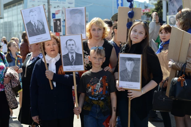 Участники шествия "Бессмертный полк". Барнаул, 9 мая 2015 год.