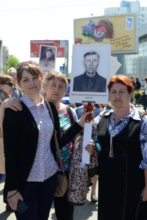 Участники шествия "Бессмертный полк". Барнаул, 9 мая 2015 год.