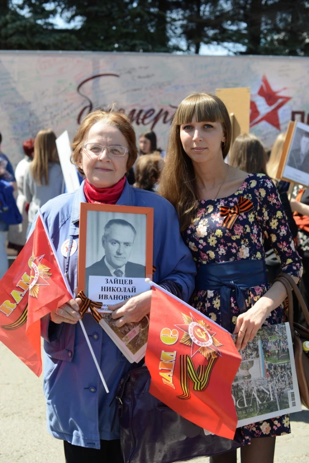 Участники шествия "Бессмертный полк". Барнаул, 9 мая 2015 год.