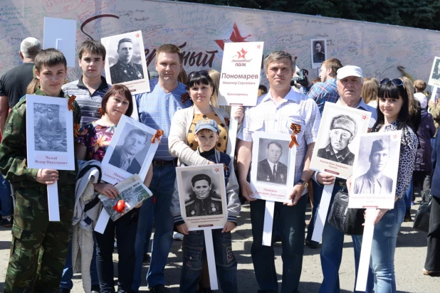 Участники шествия "Бессмертный полк". Барнаул, 9 мая 2015 год.