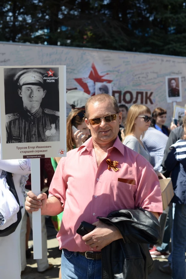 Участники шествия "Бессмертный полк". Барнаул, 9 мая 2015 год.