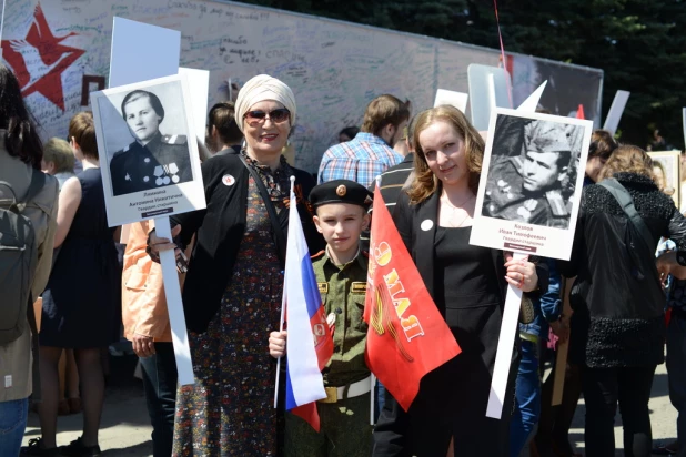 Участники шествия "Бессмертный полк". Барнаул, 9 мая 2015 год.