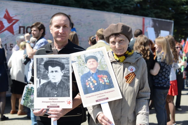 Участники шествия "Бессмертный полк". Барнаул, 9 мая 2015 год.