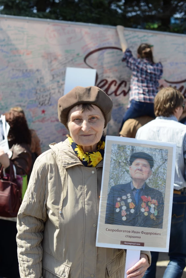 Участники шествия "Бессмертный полк". Барнаул, 9 мая 2015 год.