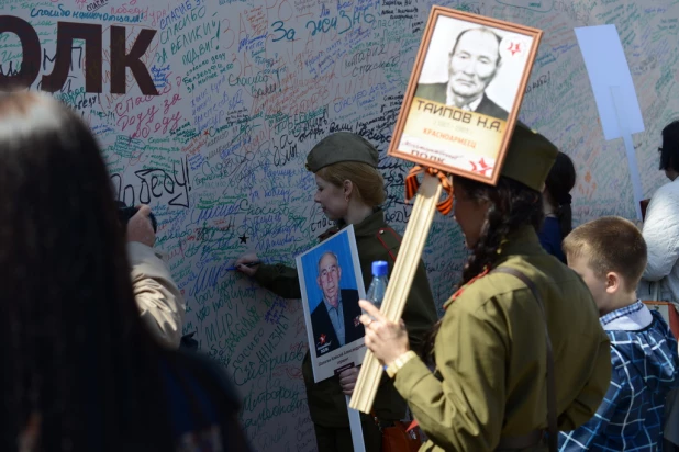 Участники шествия "Бессмертный полк". Барнаул, 9 мая 2015 год.