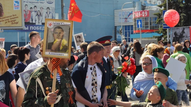 Участники шествия "Бессмертный полк". Барнаул, 9 мая 2015 год.