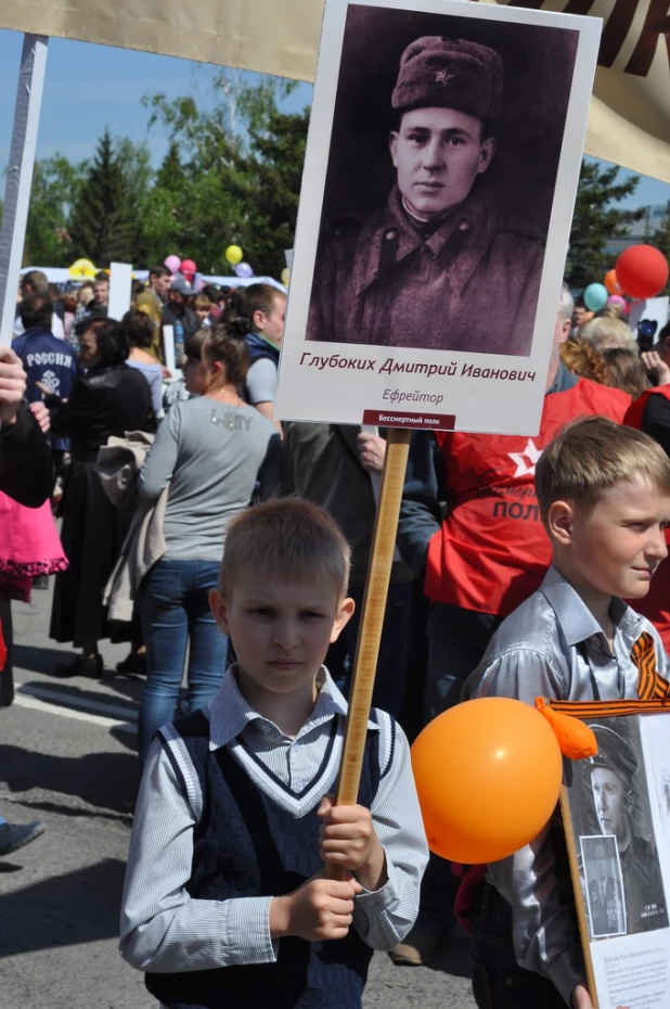 Участники шествия "Бессмертный полк". Барнаул, 9 мая 2015 год.