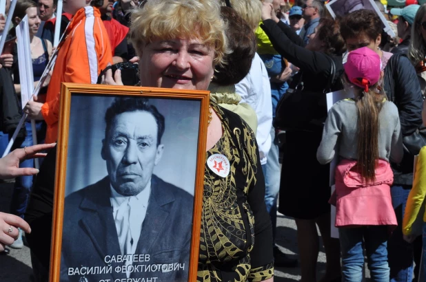 Участники шествия "Бессмертный полк". Барнаул, 9 мая 2015 год.