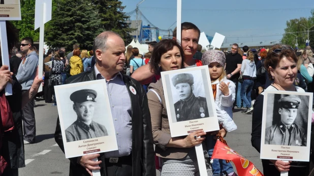 Участники шествия "Бессмертный полк". Барнаул, 9 мая 2015 год.