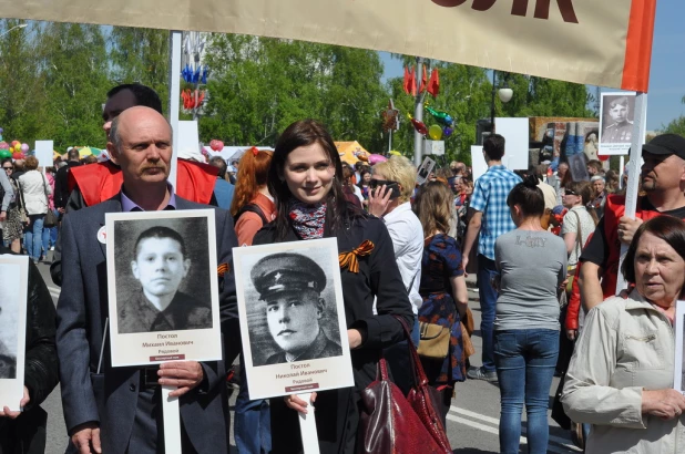 Участники шествия "Бессмертный полк". Барнаул, 9 мая 2015 год.